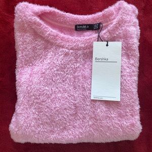 Beautiful pink top from Bershka . Medium size. New in tag . Fits small medium .